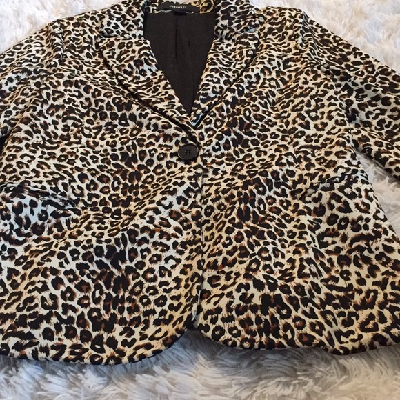 BEAUTIFUL TAILORED ANIMAL PRINT BLAZER. - Picture 3 of 7